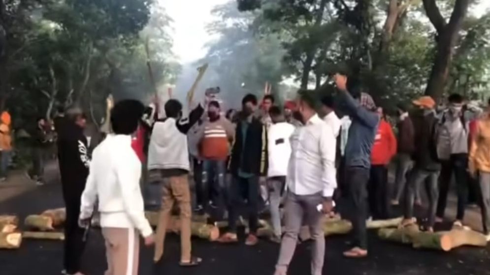 SajibKH/গোপালগঞ্জে মহাসড়ক অবরোধ করে নিষিদ্ধ ছাত্রলীগের বিক্ষোভ.jpg